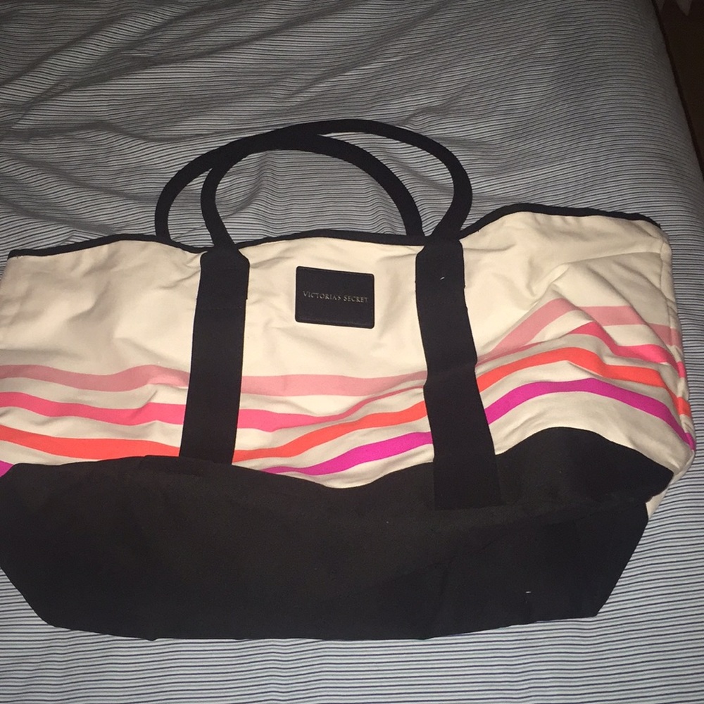Brand new Victoria’s Secret Vacation bag💕